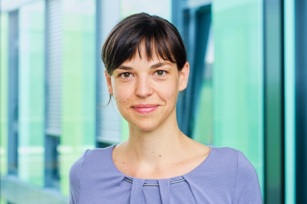 Businessportrait einer jungen Frau in einem modernen Gebäude.