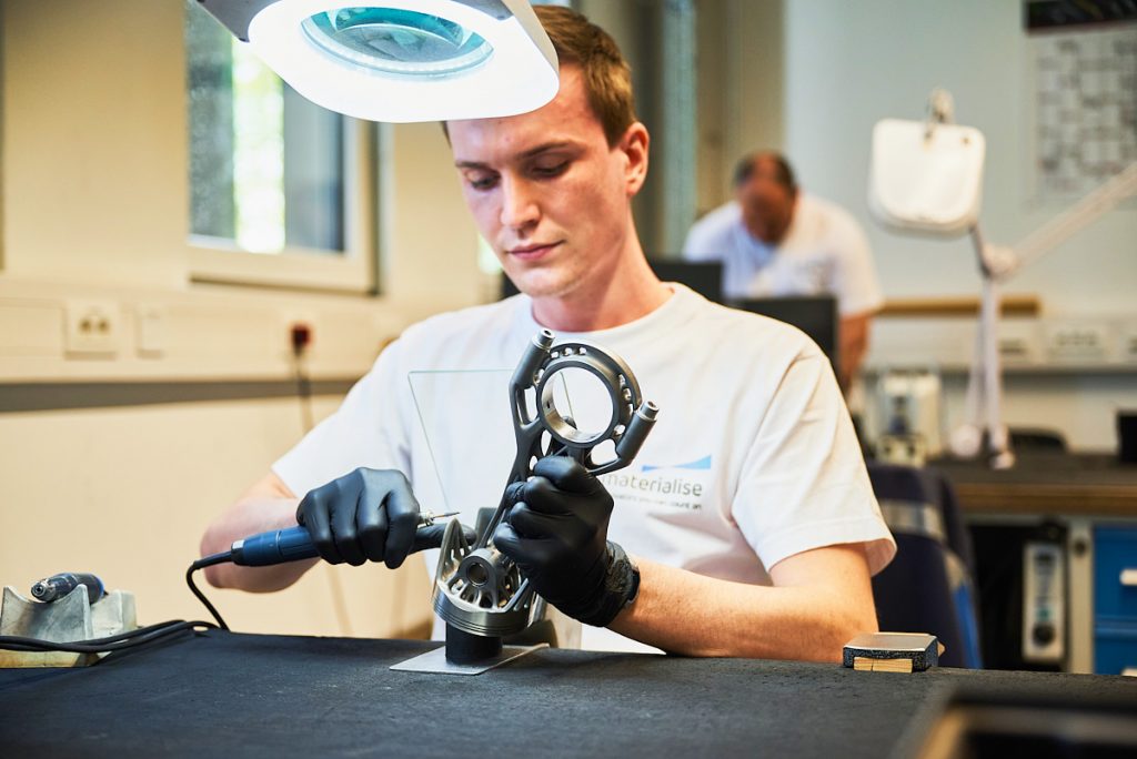 Ein Auszubildener im verarbeitenden Gewerbe arbeitet an einem 3D-Objekt.