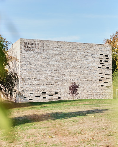 Außenaufnahme des Museums Grimmwelt in Kassel.