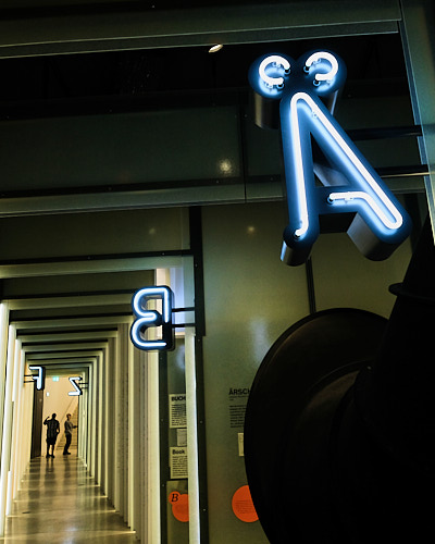 Ein Besuchergang in der Grimmwelt in Kassel.