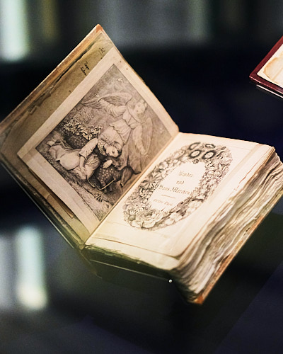Fotografie eines historischen Buchs in einer Vitrine in der Grimmwelt in Kassel.