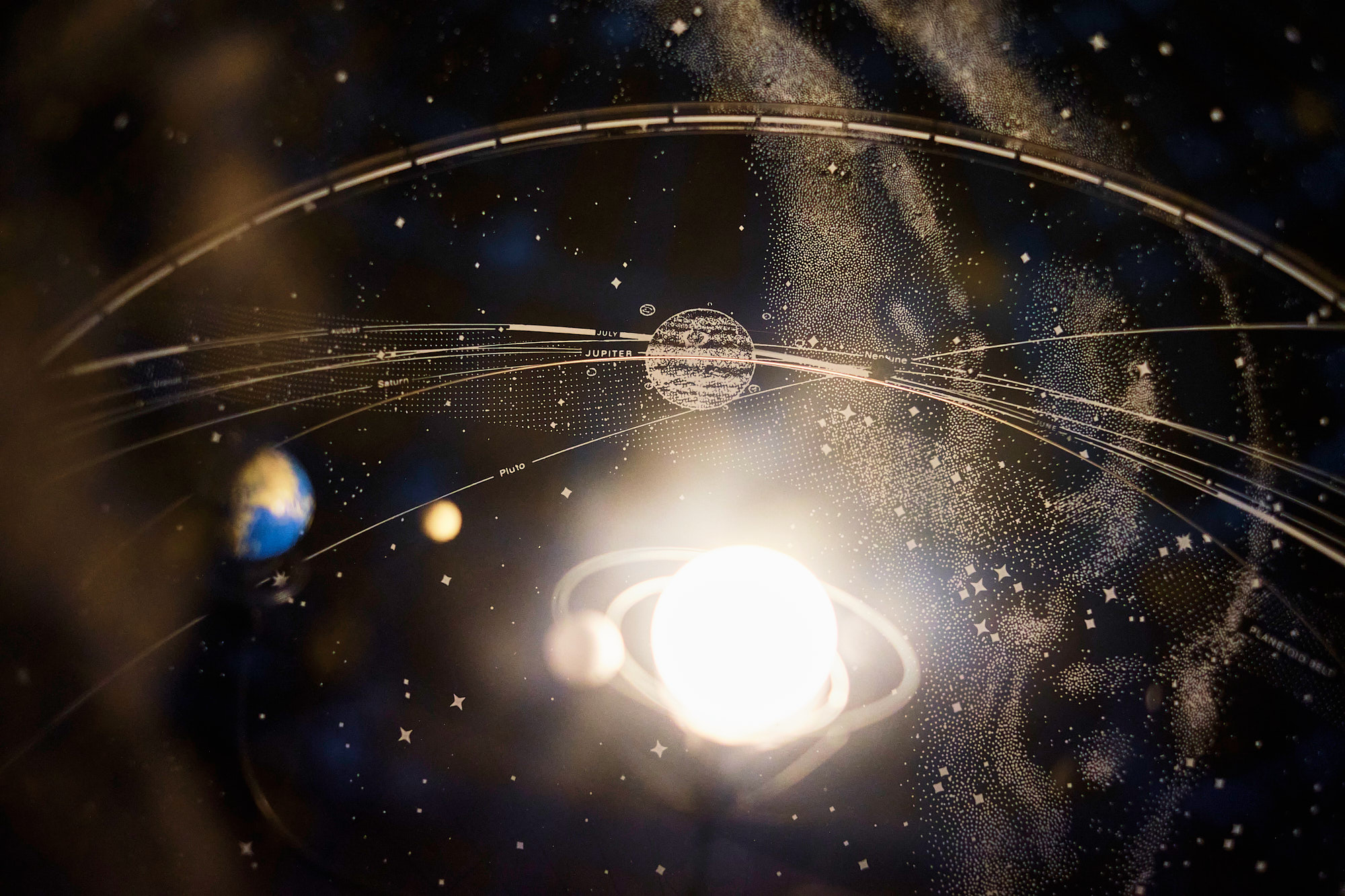 Fotografie einer modellhaften Darstellung des Sonnensystems.
