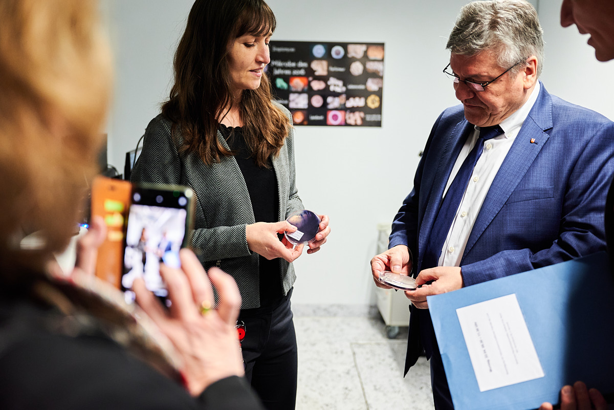 Pressefotografie von Wissenschaftlern und Vertretern der Politik in einem Labor.