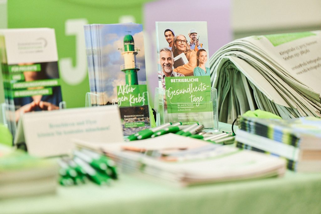 Detailaufnahmen von Werbematerial der Niedersächsischen Krebsgesellschaft.