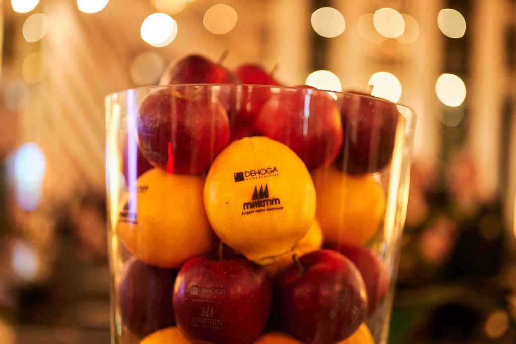 Detailaufnahme von Früchten mit Logoaufdruck des DEHOGA in einem Glas.