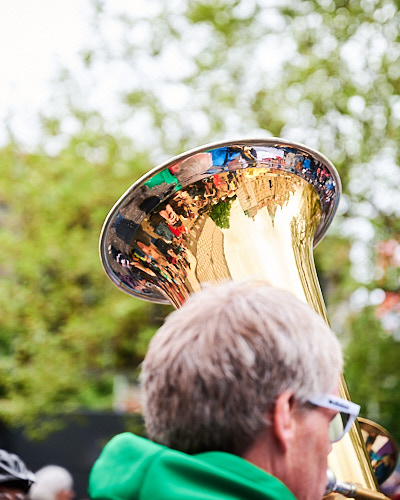 Musiker mit Tuba bei einer Veranstaltung im Freien.